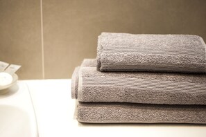 Shower, towels, soap, toilet paper - Maze Serviced Apartment is located in Ayr. Hosting a bar and snack bar (Ayr)