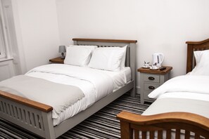 5 bedrooms, desk, free WiFi, bed sheets - Maze Serviced Apartment is located in Ayr. Hosting a bar and snack bar (Ayr)