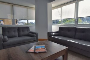 2 bedrooms, Internet - 2 Bedroom Central Spacious With Sea Views (Msida)