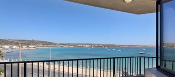Seafront 2 Bedroom Apartment Overlooking Bay