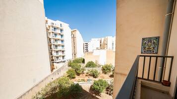 Apartment | 2 bedrooms, desk, Internet