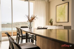 2 habitaciones, escritorio y acceso a internet