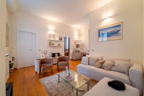 Apartamento | Área de estar | TV