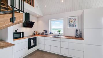 Kylskåp, mikrovågsugn, diskmaskin och kaffe- och tebryggare