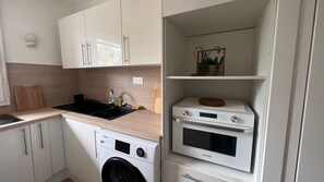 Kjøleskap, mikrobølgeovn, ovn og kokeplater