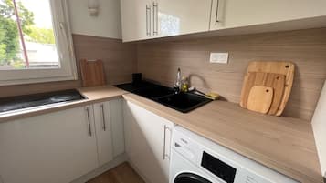 Een koelkast, een microgolfoven, een oven, een kookplaat