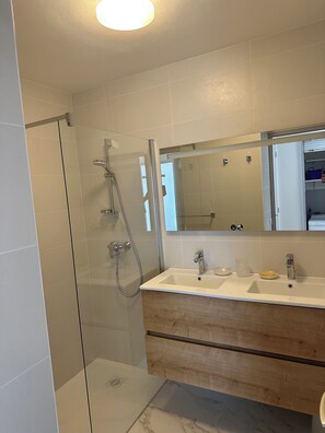 Dusche, Haartrockner, Handtücher, Seife