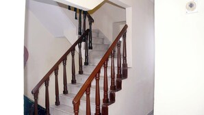 Un escalier avec des rampes en bois et un mur blanc.