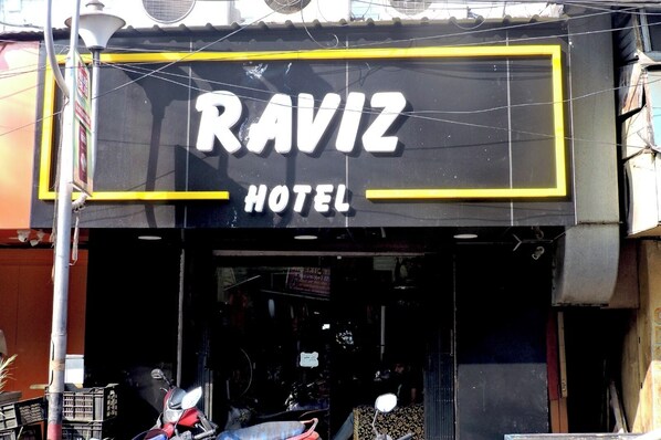 La façade de l’hôtel RAVIZ, avec une enseigne bien visible.