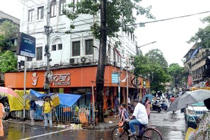 Une scène de rue avec un bâtiment portant l’inscription « Pan Junction » et un panneau avec du texte dans une langue autre que l’anglais.