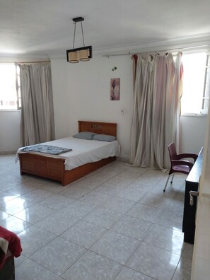 6 bedrooms, iron/ironing board, WiFi, bed sheets