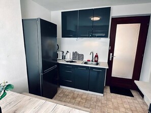 Fridge, microwave, oven, stovetop - Apartment NeuenHOUSE I – Garten & Ruhig (Neuenhaus)