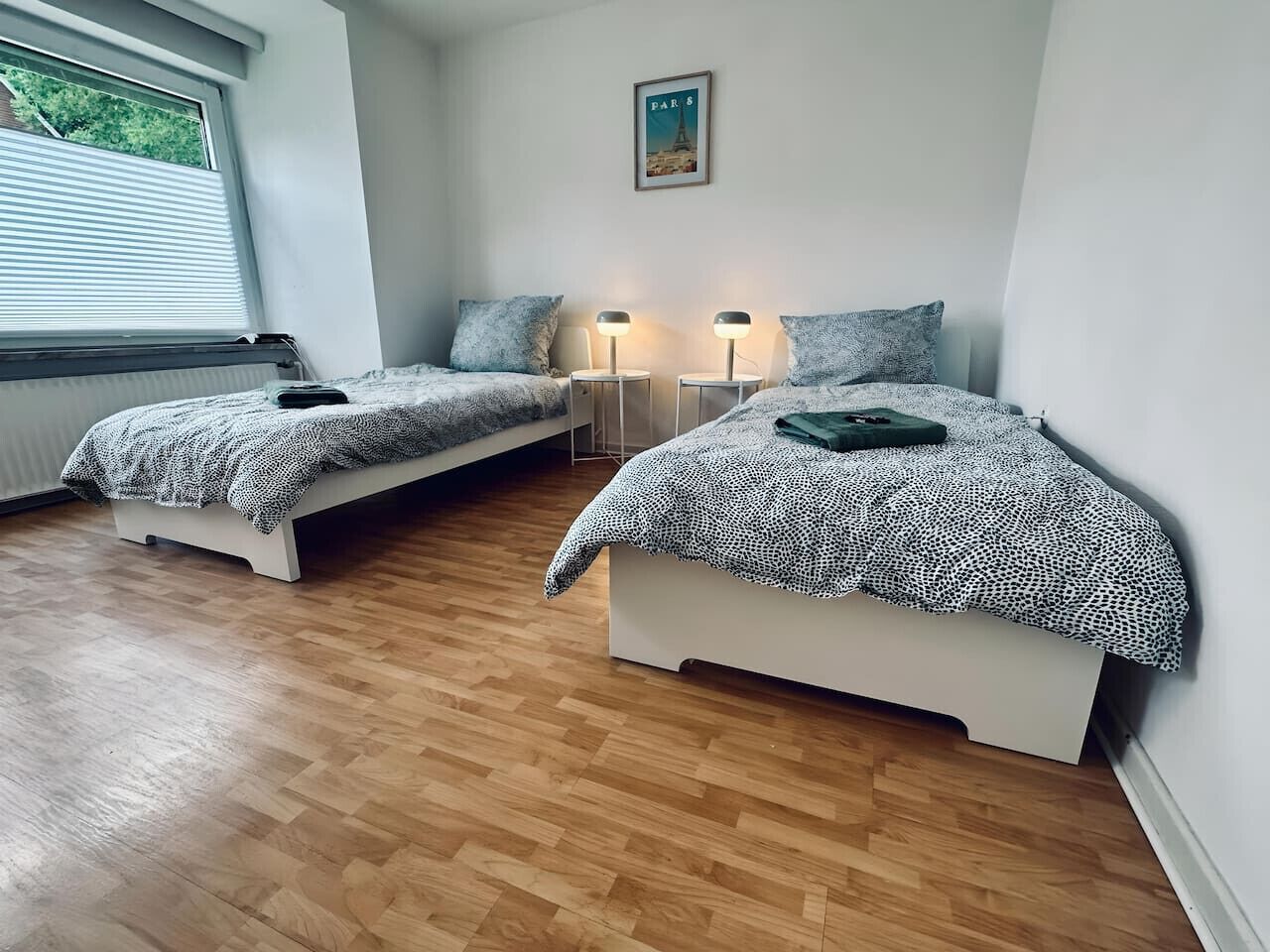 Een strijkplank/strijkijzer, wifi, beddengoed