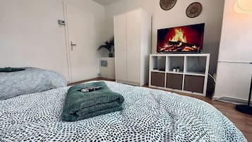 Iron/ironing board, WiFi, bed sheets