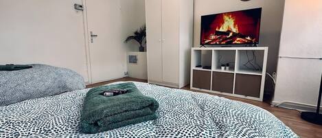 Tabla de planchar con plancha, wifi y ropa de cama