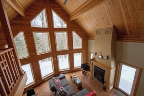 Televisión, chimenea y estéreo 