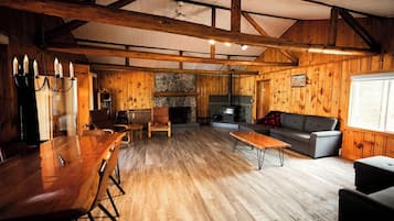 Televisie en een open haard