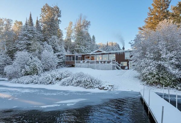 Exterior - Waterfront with Spa - Havre de l'Auror (Outaouais)