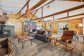 Televisión y chimenea 