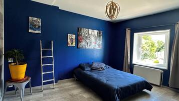 3 slaapkamers, een strijkplank/strijkijzer, wifi, beddengoed