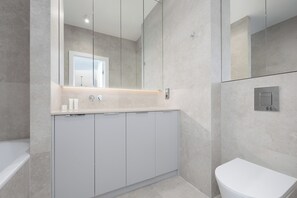 浴缸、免費盥洗用品、毛巾、衛生紙