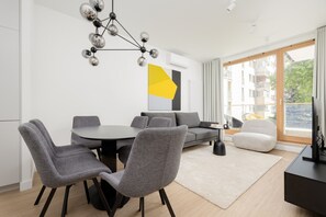 24-inch flat-screen TV with satellite channels, streaming services - City Parking Mokotów by Renters Prestige (Warsaw)