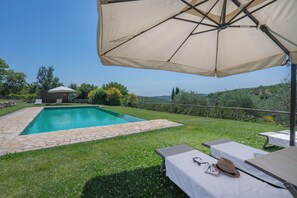 Una piscina al aire libre de temporada