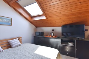Apartamento, vista para a marina | 1 quarto, ferros/tábuas de passar roupa, Wi-Fi de cortesia