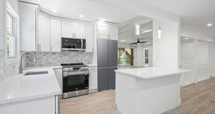 Pristine Queen Ensuite walk out to deck & pool - shared Kitchen LR DR Pool
