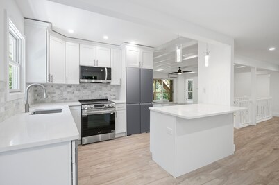 Pristine Queen Ensuite walk out to deck &  pool - shared Kitchen LR DR Pool 