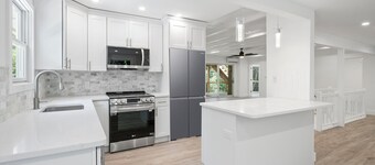 Pristine Queen Ensuite walk out to deck &  pool - shared Kitchen LR DR Pool