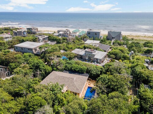 Pristine Queen Ensuite walk out to deck &  pool - shared Kitchen LR DR Pool 