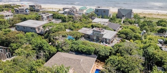 Pristine Queen Ensuite walk out to deck &  pool - shared Kitchen LR DR Pool 