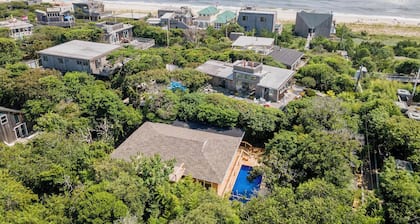 Pristine Queen Ensuite walk out to deck & pool - shared Kitchen LR DR Pool