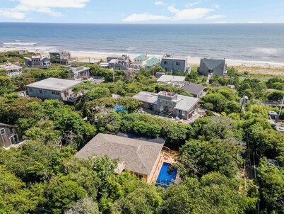 Pristine Queen Ensuite walk out to deck &  pool - shared Kitchen LR DR Pool 