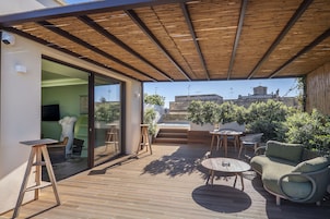 Suite Confort | 1 dormitorio, minibar, caja fuerte y cortinas opacas