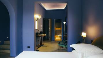 Ein Hotelzimmer mit einem Bett, einem Schreibtisch, einem Stuhl und einer Lampe.