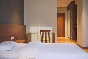 Standaard Twin kamer, balkon, uitzicht op de stad | Een bureau, gratis wifi