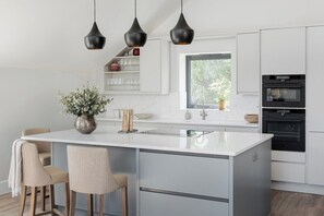 Kylskåp, ugn, diskmaskin och grytor/köksredskap