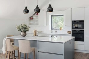 Kjøleskap, mikrobølgeovn, ovn og oppvaskmaskin