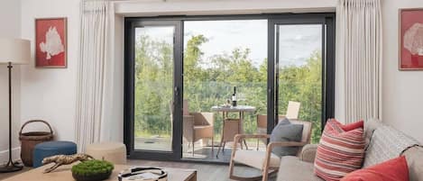 Televisión, futbolito y oficina