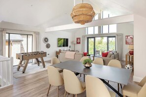 TV, fotballspill og kontorer