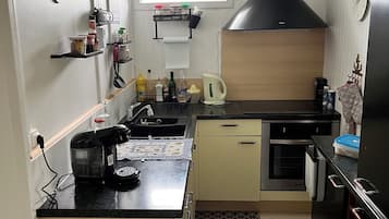 Een microgolfoven, een oven, een kookplaat