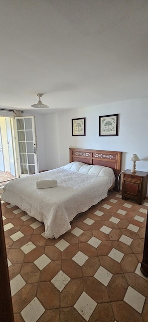 6 chambres, fer et planche à repasser, lit de bébé portatif