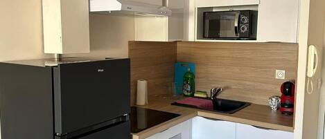 冷蔵庫、電子レンジ、食器洗い機、コーヒー / ティーメーカー