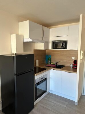 Fridge, microwave, dishwasher, coffee/tea maker