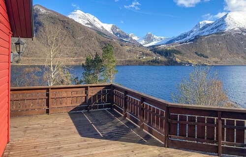 Stunning home in Lauvstad with house sea view