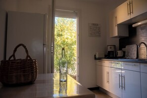 Kjøleskap, mikrobølgeovn, ovn og kokeplater