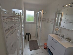 Séchoir à cheveux, papier de toilette