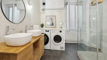 シャワー、ヘアドライヤー、タオル、石鹸